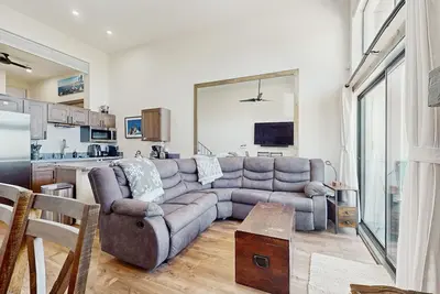 Image de Condo With Beautiful Lake View & Close To Stage Coach Lodge