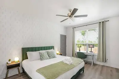 Image de Contemporary 3-Bedroom Duplex, Near Hospital & Downtown, Fenced Yard, Workspace