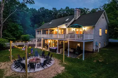 Image de Pond Farmhouse w/ 7 Bedrooms, Hot Tub, Game room, Fire pit, Pet-Friendly!
