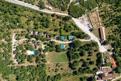 Image de Charmante caravane à Obrovac avec piscine