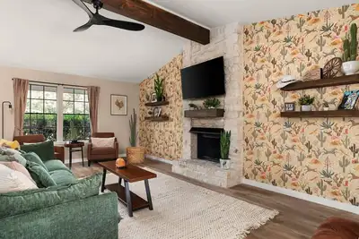 Image de Lake Access and Pool in the heart of Domain