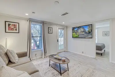 Image de Location! Cozy 2 Bdrm I Walk to Soco/Mins to Dt