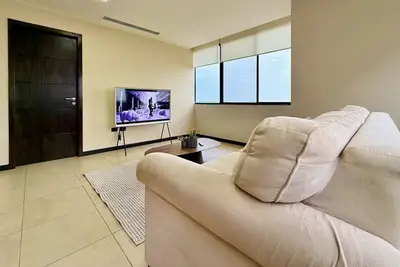 Image de Urban Elegance: Stylish Riverfront Living