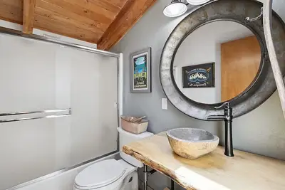 Image de Rustic mountain retreat blending charm and comfort