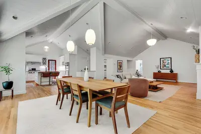 Image de Modern, Spacious Family Home / Walk to Dining & Retail / Near Choa