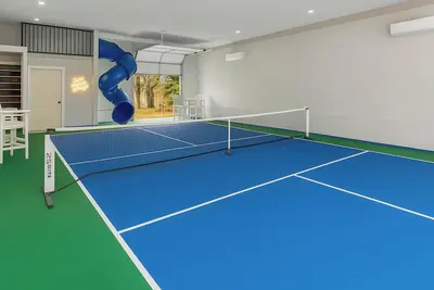 Image de Pickleball Barn • Hot Tub • Firepit • Sleeps 14 • Family Retreat