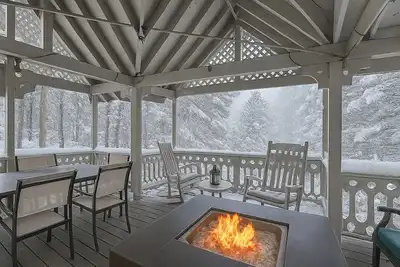 Image de Hot Tub, Fire Pit & Private Hilltop Gazebo