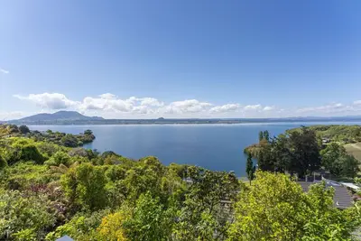 Image de Acacia Cottage - Lake Views & Laid-Back Living