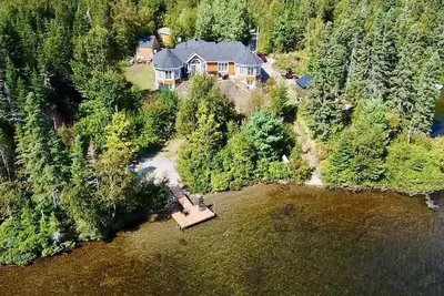 Image de Chalet bord de lac! Un havre de paix.