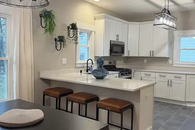 Image de Charming 3-bedroom, 2-full bathroom with office, in delightful BayView.