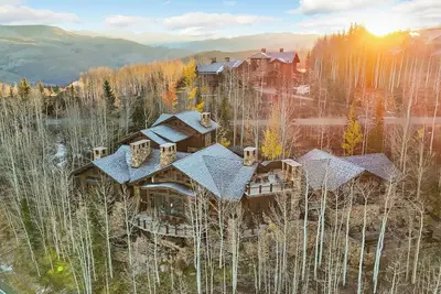 Image de Lucky Boot Lodge - 7 bedrooms, walk to ski, stunning views, hot tub, fire pit