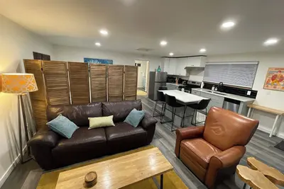 Image de Brand new private Shoreline studio near the beach, shops, ferry, light rail