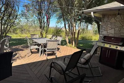 Image de Large, private home with breathtaking views. Great location