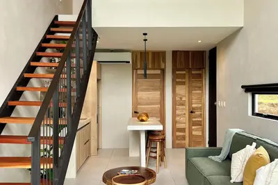 Image de Retreat with Jacuzzi, Home Theater, Volcano View, and King Bed