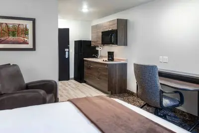 Image de 2-Room Modern Escape w/ Kitchenette & Blackout Curtains for Restful Nights