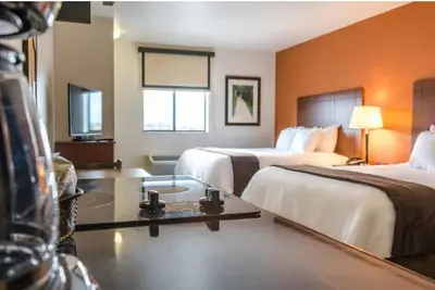 Image de Spacious Two-Queen + Kitchenette – Comfortable Stay for All