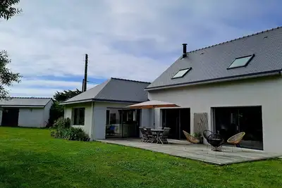 Image de Maison récente, beaux volumes, 4 min à pied de la plage de Trémazan, 8 personnes
