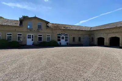 Image de Spacious country home near forest and border