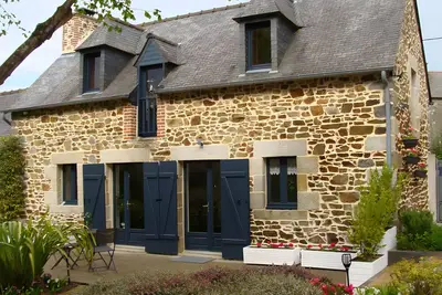 Image de Maison de vacances « Les Volets Bleus Binic » avec terrasse, jardin privés et Wi-Fi