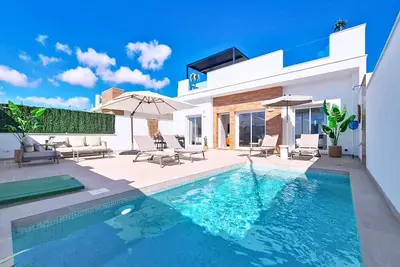 Image de Villa avec piscine priv&amp;amp;amp;amp;amp;amp;amp;amp;amp;amp;amp;amp;amp;amp;amp;amp;amp;amp;amp;amp;amp;amp;amp;amp;amp;amp;amp;amp;amp;amp;amp;amp;amp;amp;eacute;e et terrasse sur le toit