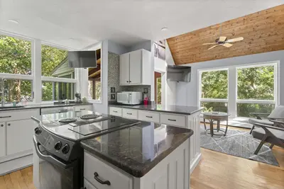Image de Newly Renovated Open Space Home with Beach Access