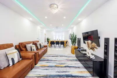 Image de 5 Bed | Free Parking | London | Pool Table | Long Stays