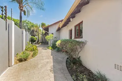 Image de Pristine Modern Cottage with Tennis & Laundry