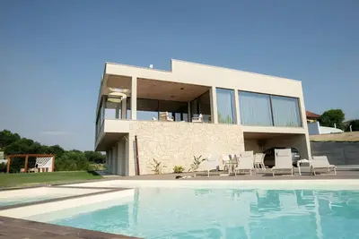 Image de Maison de campagne 'Quinta dos Anjos - Guilhofrei' avec vue sur le lac, Wi-Fi et climatisation