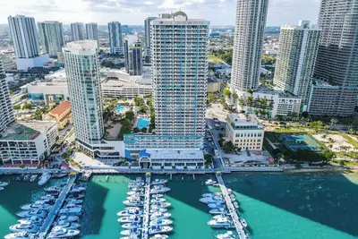Image de Bay View Condo | Work-Ready & Balcony