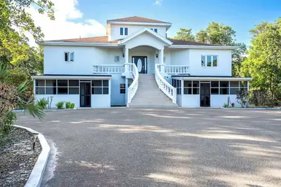 Image de Island Getaway with Private Patio & Free Parking