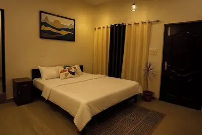 Image de Luxury 5-Bedroom Farmhouse Retreat in Bir with Lawn & Scenic Views