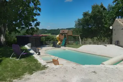 Image de Gîte de caractère en pleine nature avec vue sur le lac, piscine privée et Wi-Fi