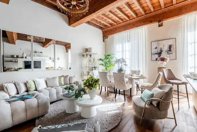 Image de Wake Up to Lucca’s Golden View