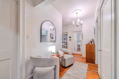 Image de Old Brookline Charm 5 min Longwood In-Unit Laundry