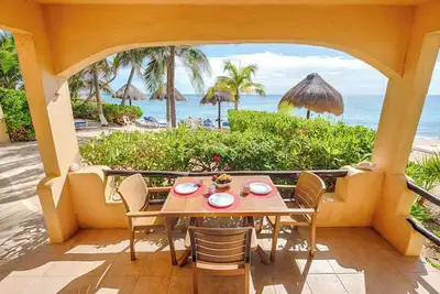 Image de Relax at your oceanfront escape on Half Moon Bay. Wake to turquoise views and unwind on your private terrace.