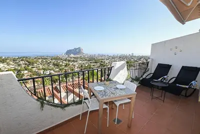 Image de Panoramic views, 2 km from the beach, pools open year-round. Free parking space.