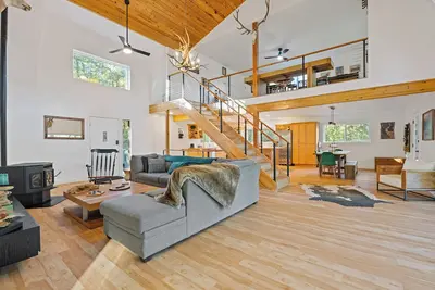 Image de Secluded in the Pines: Luxury Modern Retreat. Hot Tub, Game Loft Near Lynx Lake.