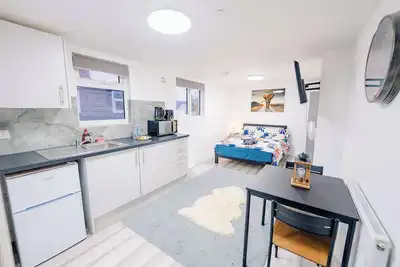 Image de Trendy Roath Studio | Free Hot Tub ✨