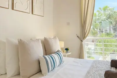 Image de Peaceful 2-Bed House with Mountain & Sunset Views, 5 Min Walk to Beach