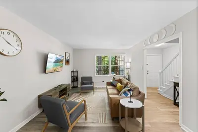 Image de Charming 2-bedroom apartment~Centrally located near Rdu