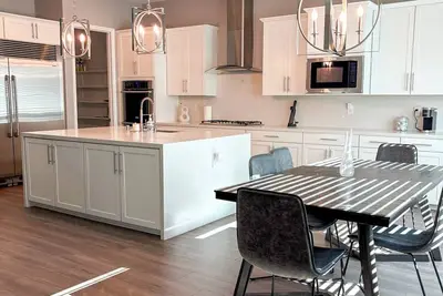 Image de Spacious 4 Bedroom 2. 5 Bathroom Home with a Pool & Spa