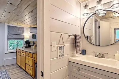 Image de Cute'n Chic 2b/1b Lower Level downtown Clayton Ga