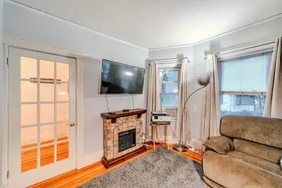 Image de Old Brookline Charm 5 minLongwood In-Unit Laundry