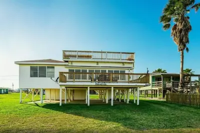 Image de Cozy Beach Bungalow with Multiple Decks