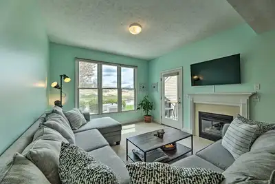 Chic Lakeside Condo with Deck Near Manistee Beach