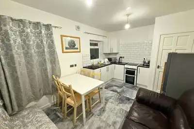 Image de Refurbished 2-Bedroom Flat, Ideal for Families & Professionals