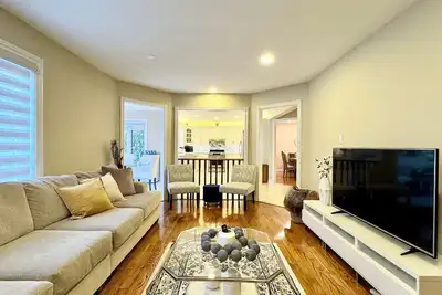 Image de Designer 4br Retreat | Luxe Living + Family-Friendly Fun