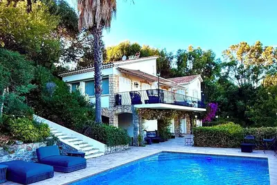 Image de Villa de prestige à Cannes, alliance de charme provençal et luxe contemporain.