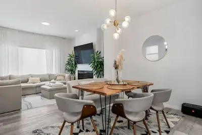 Image de The Love Lounge 3br | Hwy Close, Free Parking