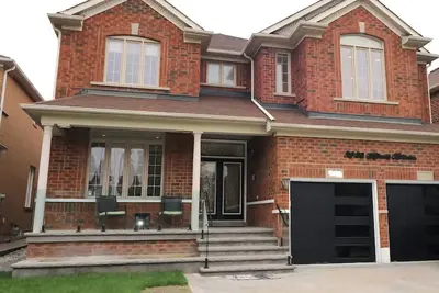 Image de Bright 4-Bedroom Home + Private Backyard Retreat